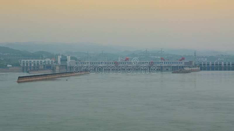 Avlägsen sikt av Threet Gorge Dam över Yangtze River i Yicha arkivfoton Avlägsen sikt av Threet Gorge Dam över Yangtze River i Yicha arkivfoton