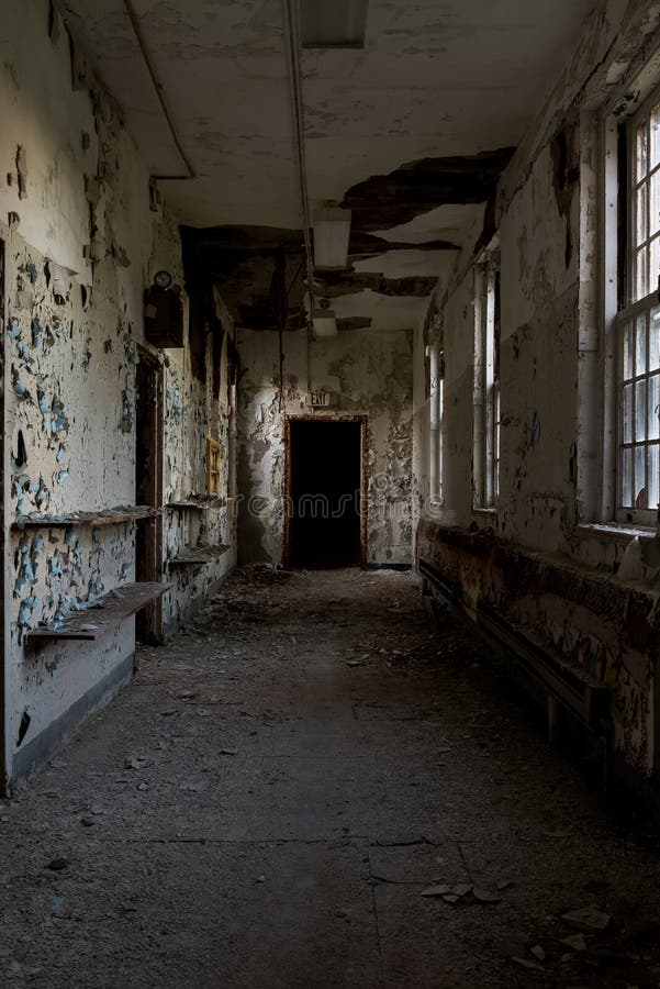 Avmarkera och Dark Hallway med Windows - övergivet sjukhus för centrala Islip - New York royaltyfri bild