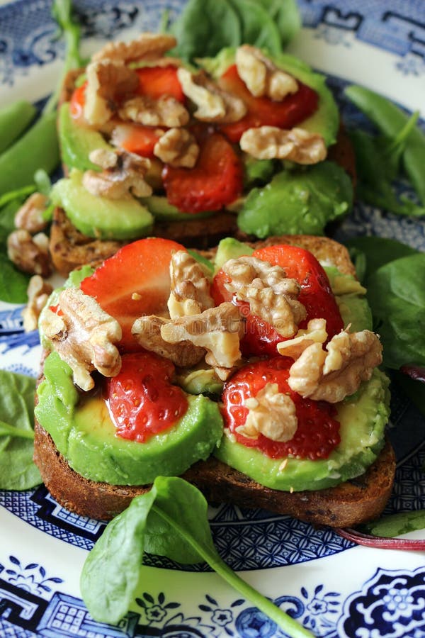 Avocado auf Toast lizenzfreie stockfotos Avocado auf Toast lizenzfreie stockfotos