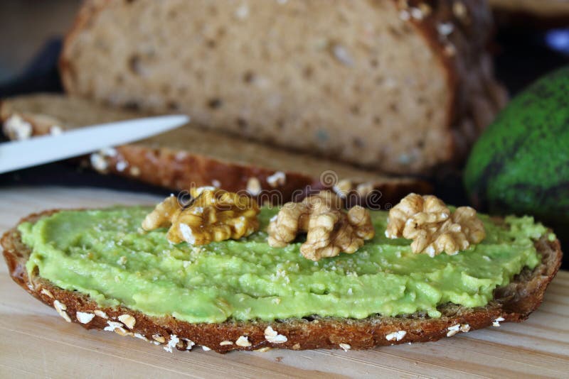 Avocado auf Toastbrot mit Nüssen Horizontales Bild
