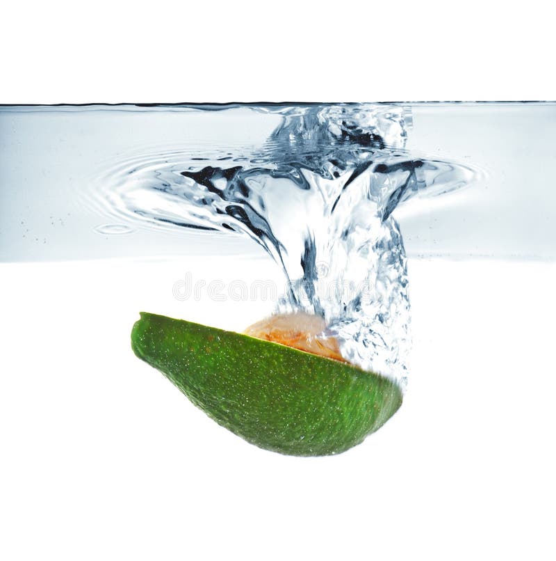 Avocado che cade nell'acqua fotografia stock Avocado che cade nell'acqua fotografia stock