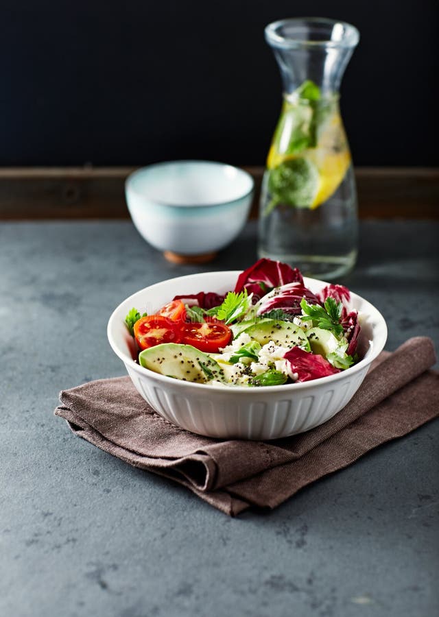 Avocado-, Cherry Tomato- und Radicchio-Salat mit Feta und Chia Seeds lizenzfreie stockfotos Avocado-, Cherry Tomato- und Radicchio-Salat mit Feta und Chia Seeds lizenzfreie stockfotos
