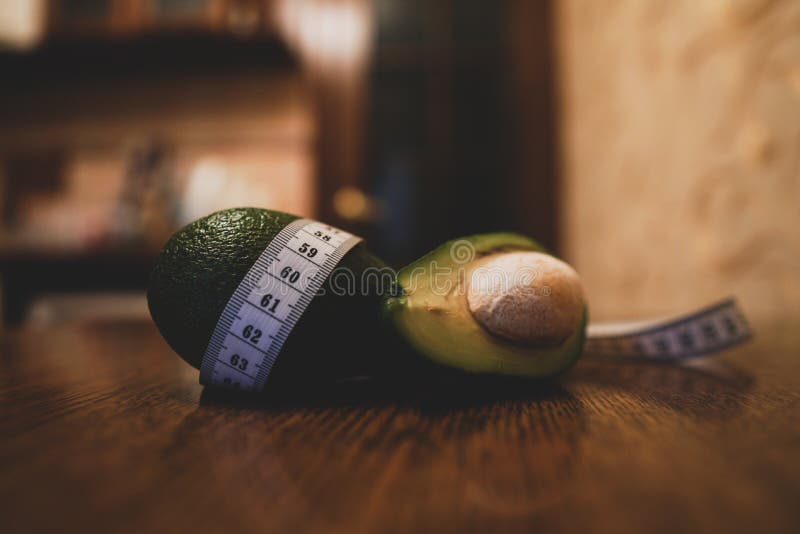 Avocado con Tailor Ruler Alimenti ecologici sani fotografia stock