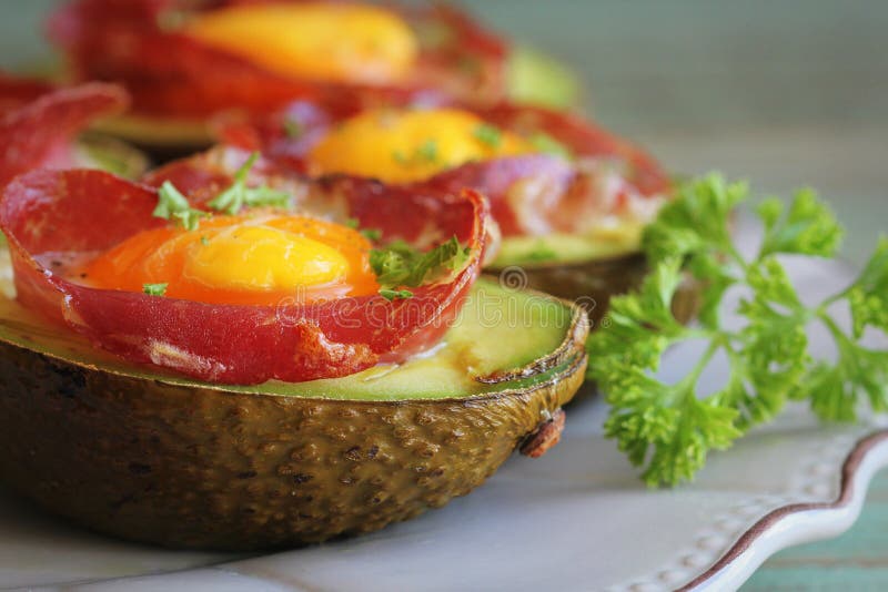 Avocado Eieren met spek op houten achtergrond royalty-vrije stock fotografie