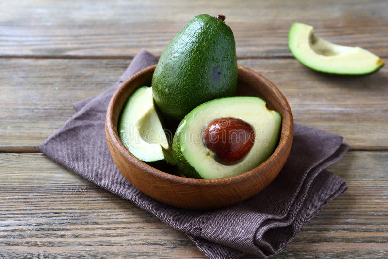 Avocado intero e metà immagine stock Avocado intero e metà immagine stock