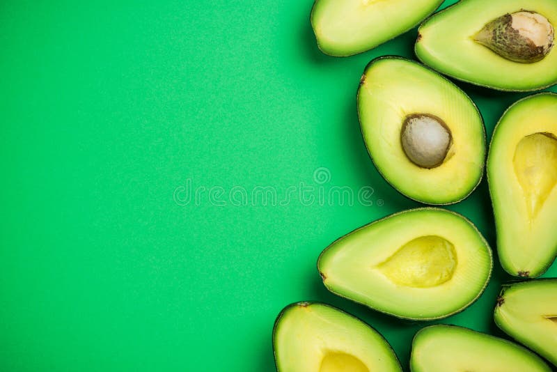 Avocado na pastelowym tle, kreatywnie karmowy pojęcie fotografia royalty free Avocado na pastelowym tle, kreatywnie karmowy pojęcie fotografia royalty free