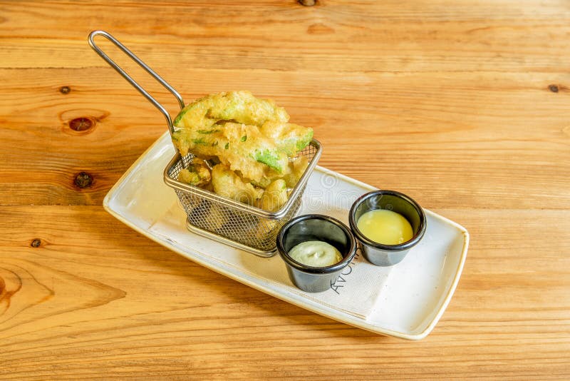 Avocado tempura με σάλτσες στοκ εικόνα