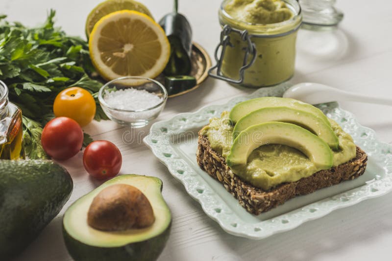 Avocado-Verbreitungs-Guacamole als gesundes Frühstück