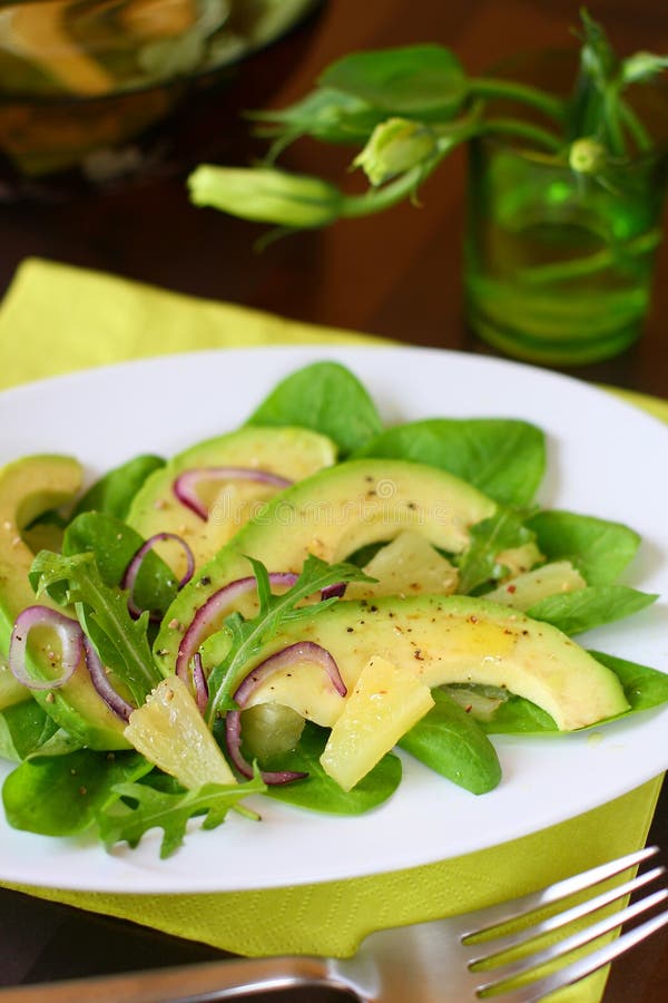 Avocadosalat mit Ananas stockbild. Bild von mittagessen - 12756809