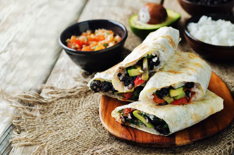 Avocadotomate Burritos der schwarzen Bohne des Reises lizenzfreie stockfotos Avocadotomate Burritos der schwarzen Bohne des Reises lizenzfreie stockfotos