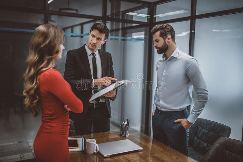 Avocat care clarifică detaliile juridice ale soților royalty free stock image