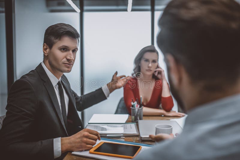 Avocat care discută cu un bărbat din motive de divorț royalty free stock images