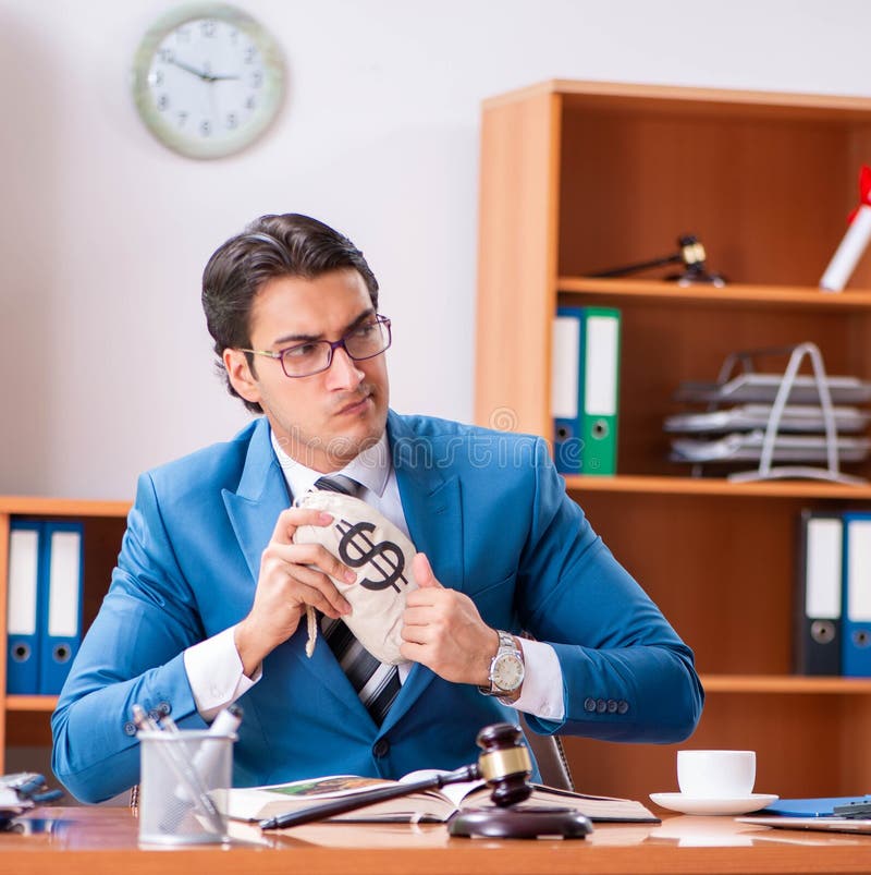 Avocat care lucrează în birou stock photos