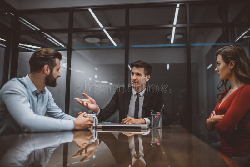 Avocat care mediază o dispută între soție și soț royalty free stock images