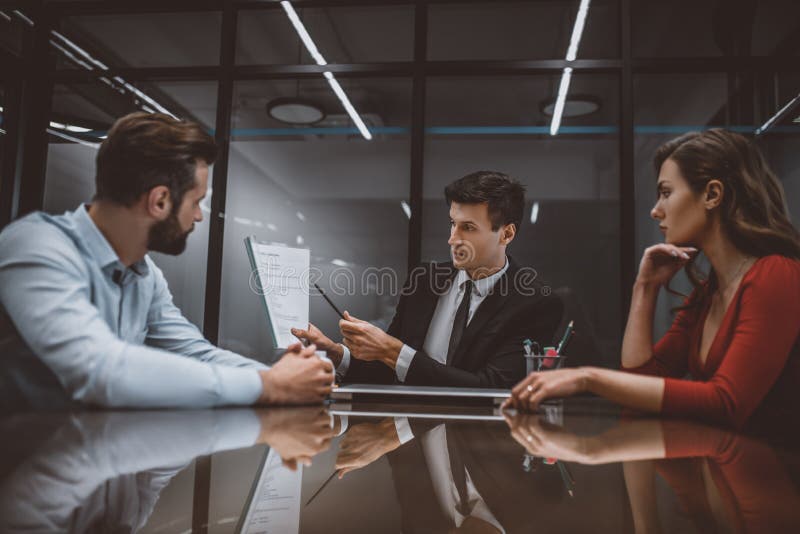 Avocat care prezintă un contract de căsătorie cuplului stock images