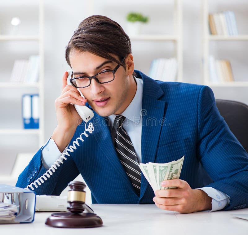 Avocat care primește bani ca mită stock photos