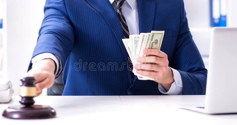 Avocat care primește bani ca mită royalty free stock images
