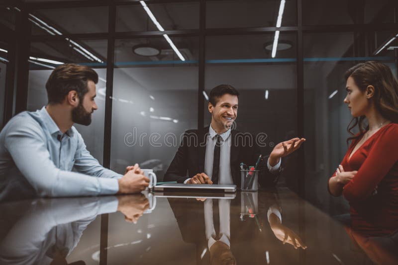 Avocat care utilizează tehnici de mediere pentru soluționarea unui litigiu stock images
