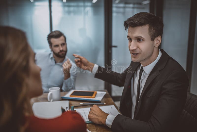 Avocat care vorbește cu o femeie despre motive de divorț stock photos