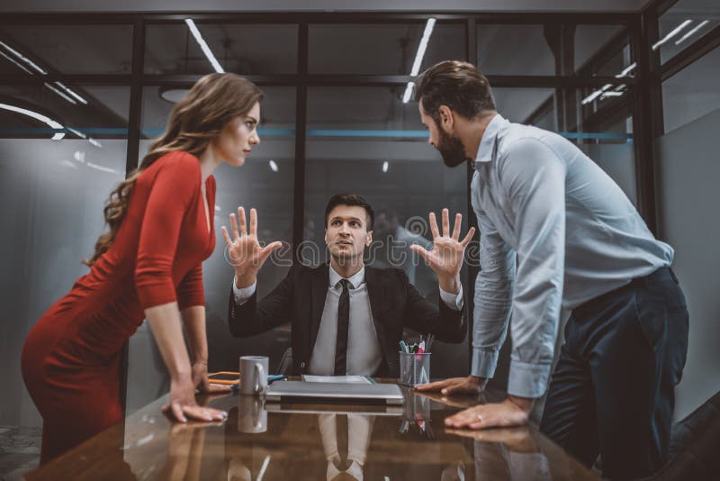 Avocat care încearcă să pună capăt disputei dintre soți stock photos