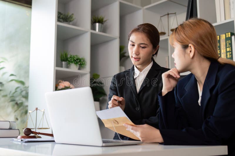 Avocat consultant un client sur des documents juridiques dans un bureau moderne. photographie stock
