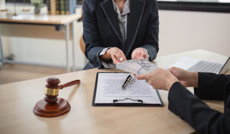 Avocat corupt care accepta bani de mită în birou cu documente legale și ciocănel pe birou royalty free stock photography