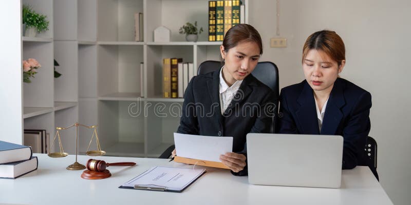 Avocat et client collaborant sur des documents juridiques dans un bureau moderne. photos libres de droits