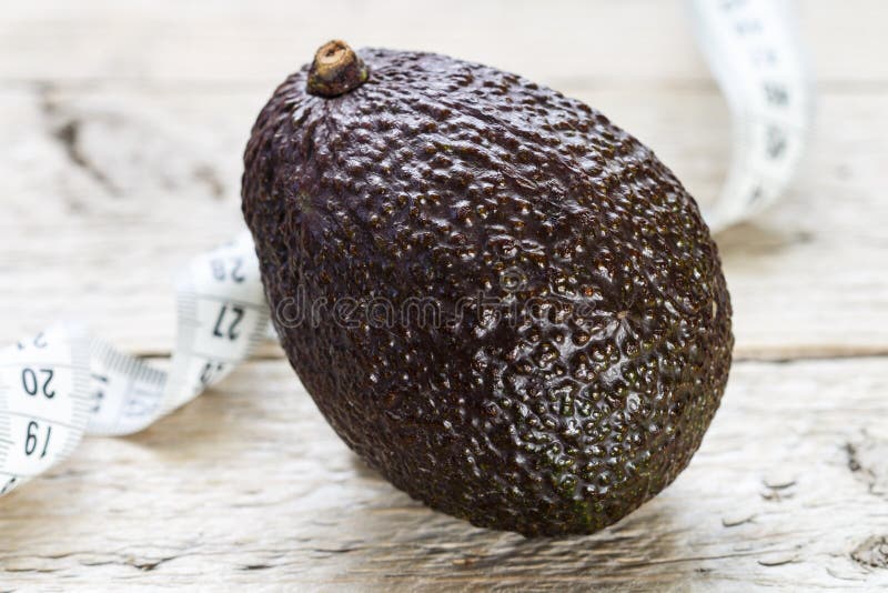 Avocat organique frais Haas et bande de mesure image stock Avocat organique frais Haas et bande de mesure image stock