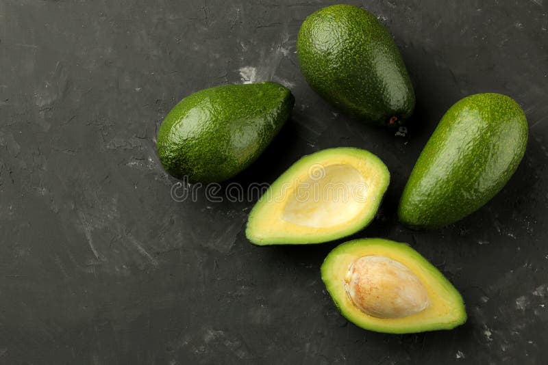 Avocat savoureux mûr frais sur un fond noir de graphite vue supérieure de fruit tropical photos libres de droits Avocat savoureux mûr frais sur un fond noir de graphite vue supérieure de fruit tropical photos libres de droits