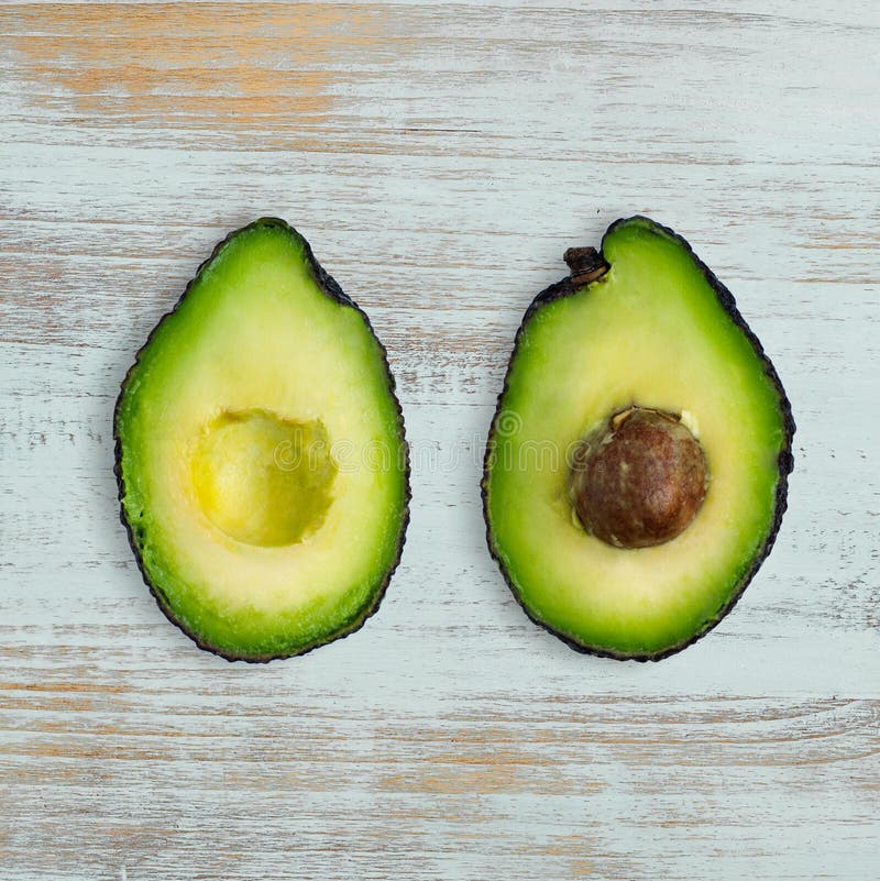 Avocat sur un fond blanc Moitié-tranches, demi avocat place image stock Avocat sur un fond blanc Moitié-tranches, demi avocat place image stock
