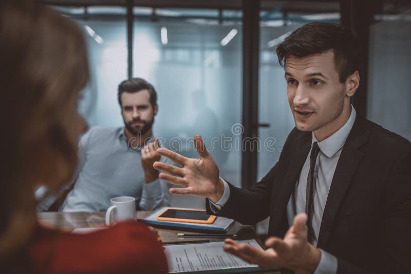 Avocatul care explică detalii juridice cuplului stock photos