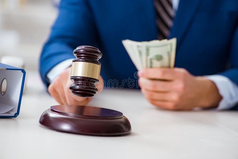 Avocatul care primește bani ca mită stock images