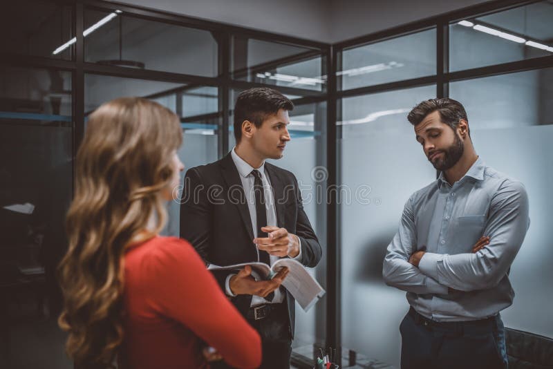 Avocatul care vorbește cu un cuplu care cere divorțul stock photos