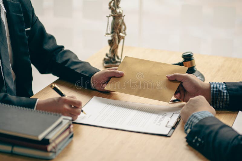 Avocatul mită a luat banii în plic. o vedere tăiată a unui judecător stock photos