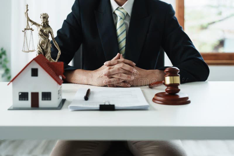 Avocatul sau avocatul care se ocupă de contractul de consultare a dreptului și care acceptă reclamații din partea clienților royalty free stock photo