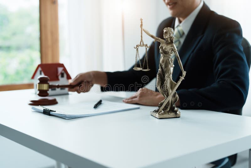 Avocatul sau avocatul care se ocupă de contractul de consultare a dreptului și care acceptă reclamații din partea clienților stock photos