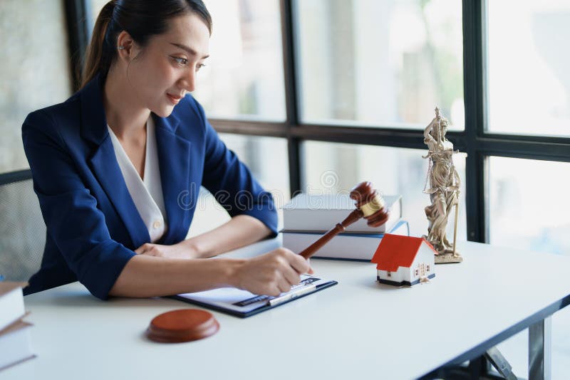 Avocatul sau avocatul care se ocupă de contractul de consultare a dreptului și care acceptă reclamații din partea clienților stock image