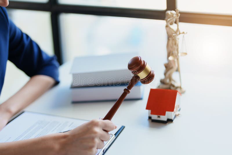 Avocatul sau avocatul care se ocupă de contractul de consultare a dreptului și care acceptă reclamații din partea clienților stock photos