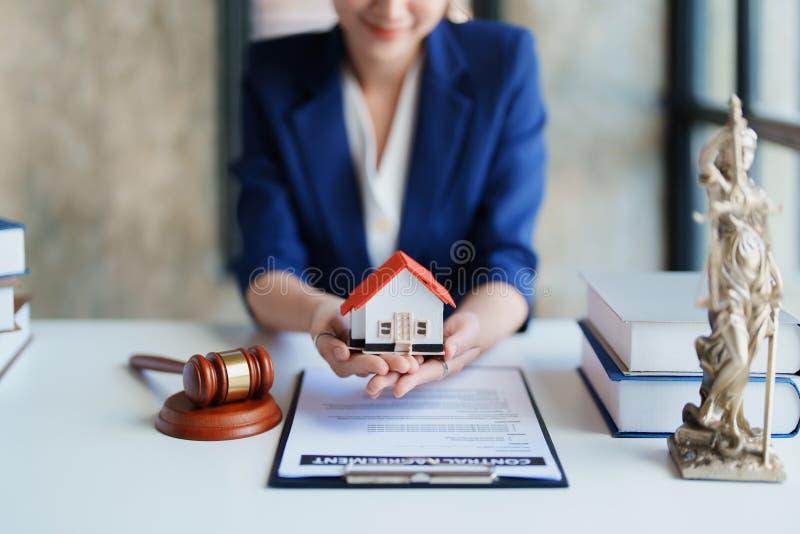 Avocatul sau avocatul care se ocupă de contractul de consultare a dreptului și care acceptă reclamații din partea clienților stock photography