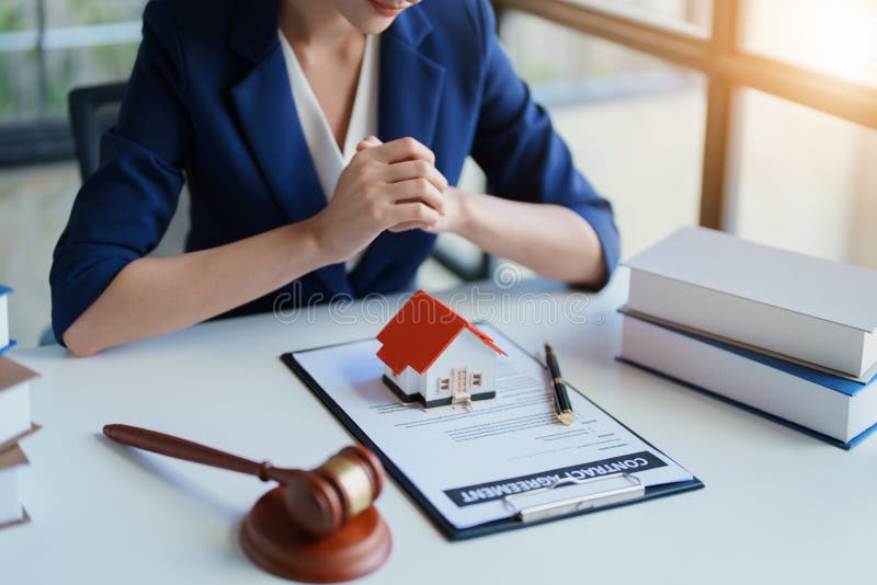 Avocatul sau avocatul care se ocupă de contractul de consultare a dreptului și care acceptă reclamații din partea clienților royalty free stock photo