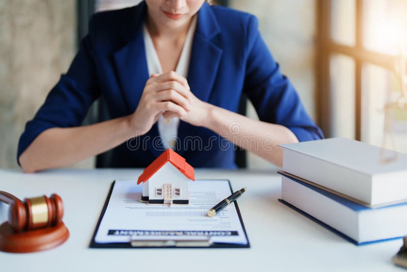 Avocatul sau avocatul care se ocupă de contractul de consultare a dreptului și care acceptă reclamații din partea clienților stock photo
