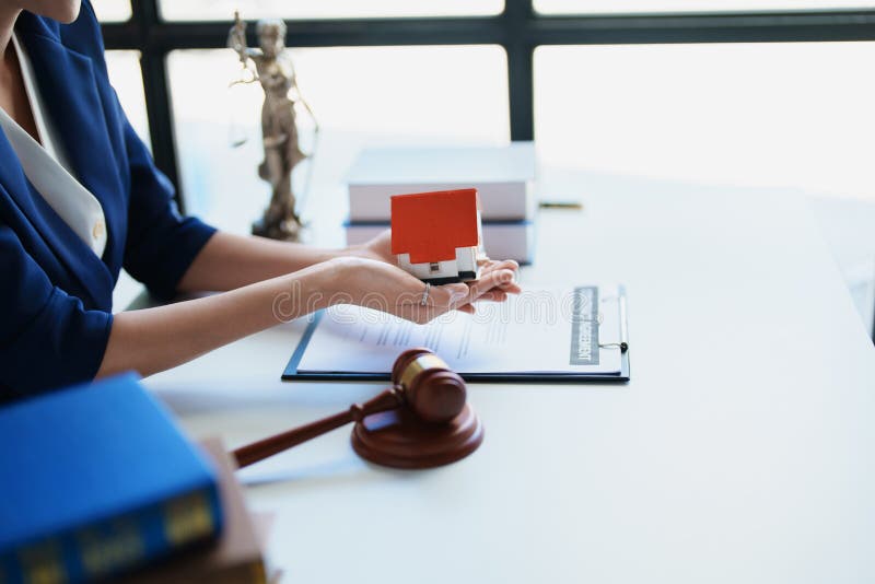 Avocatul sau avocatul care se ocupă de contractul de consultare a dreptului și care acceptă reclamații din partea clienților stock photography
