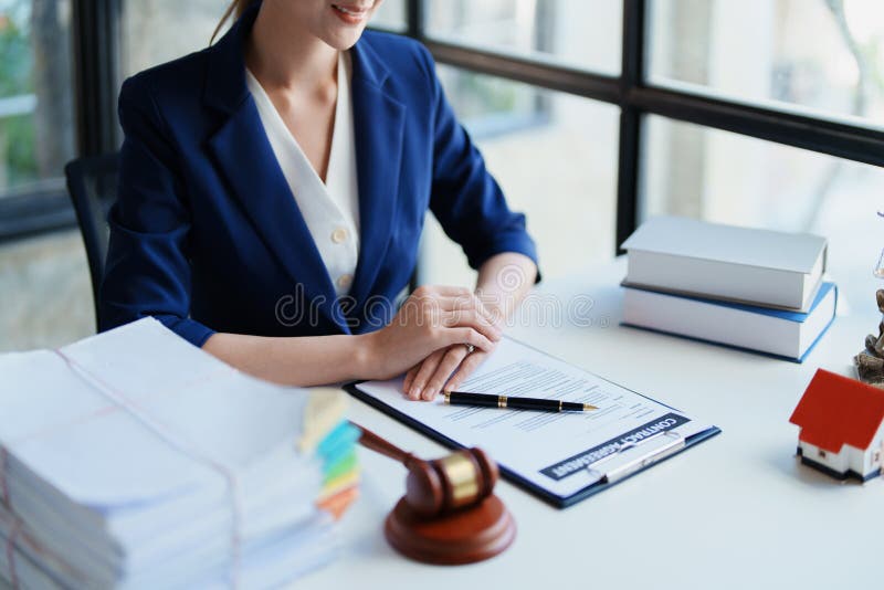 Avocatul sau avocatul care se ocupă de contractul de consultare a dreptului și care acceptă reclamații din partea clienților stock photos