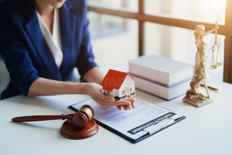 Avocatul sau avocatul care se ocupă de contractul de consultare a dreptului și care acceptă reclamații din partea clienților royalty free stock photos