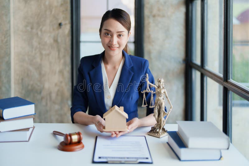 Avocatul sau avocatul care se ocupă de contractul de consultare a dreptului și care acceptă reclamații din partea clienților stock image