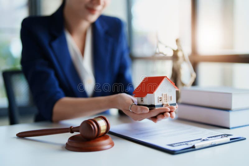 Avocatul sau avocatul care se ocupă de contractul de consultare a dreptului și care acceptă reclamații din partea clienților royalty free stock image