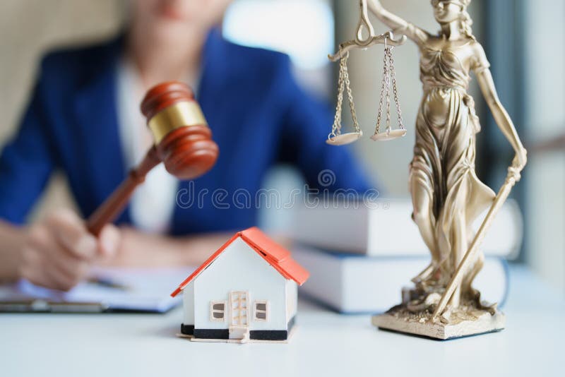 Avocatul sau avocatul care se ocupă de contractul de consultare a dreptului și care acceptă reclamații din partea clienților royalty free stock photography