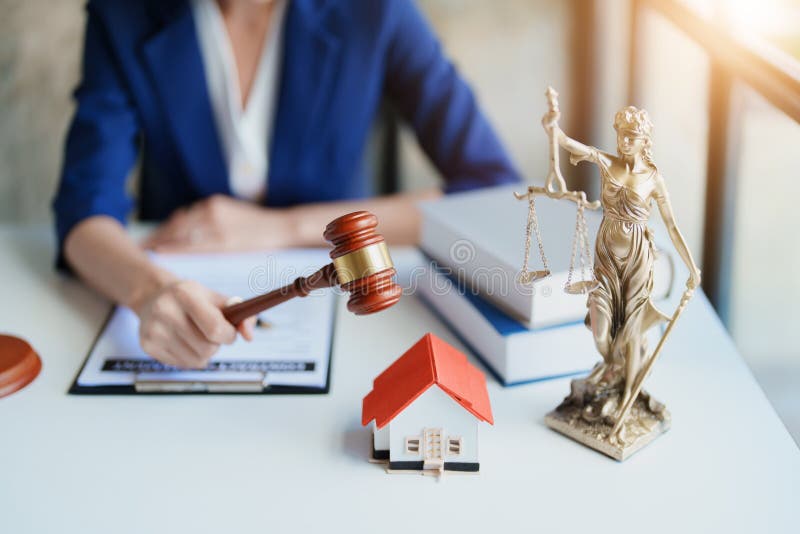 Avocatul sau avocatul care se ocupă de contractul de consultare a dreptului și care acceptă reclamații din partea clienților royalty free stock photos