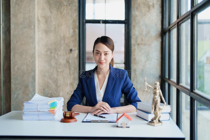 Avocatul sau avocatul care se ocupă de contractul de consultare a dreptului și care acceptă reclamații din partea clienților royalty free stock images