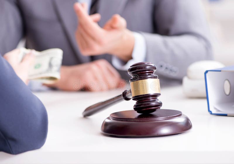 Avocatului i se oferă mită pentru serviciile sale royalty free stock photo